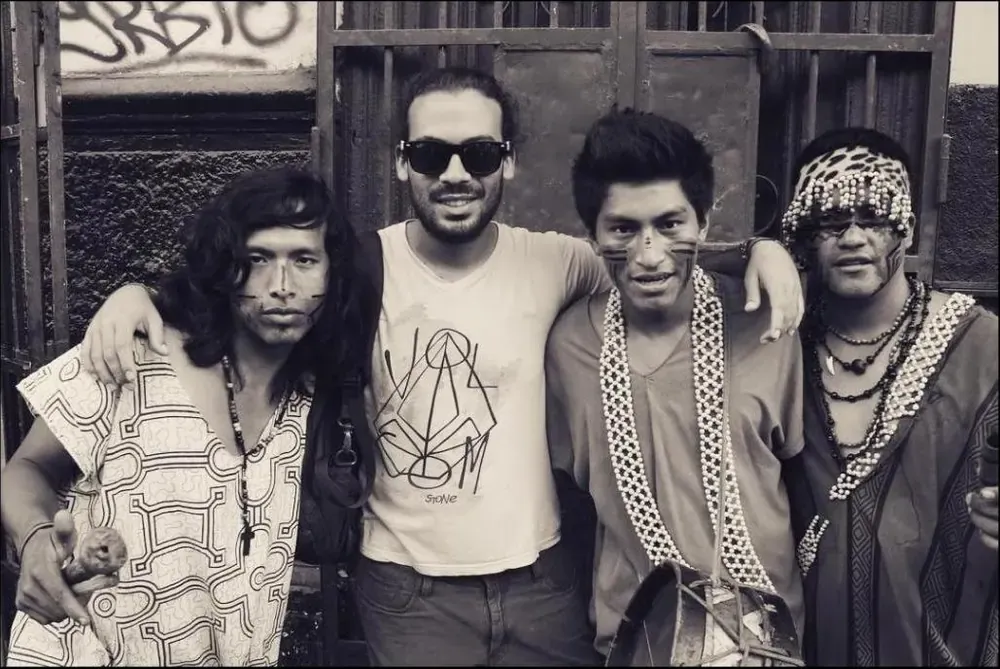 Jose con amigos shipibo en la calle
